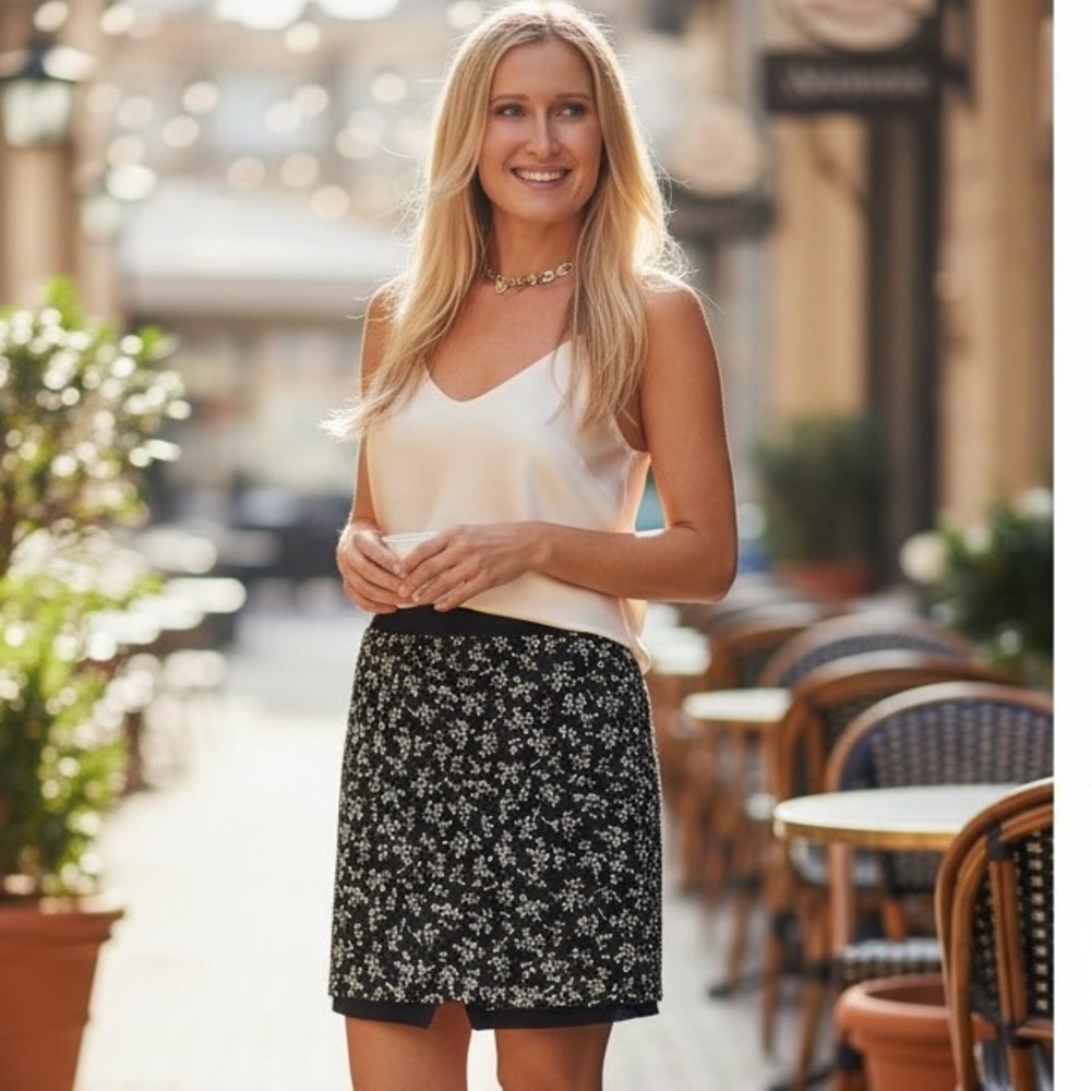Ann Taylor Petite Navy Blue White Floral Eyelet Mini Skirt 10P 66-370396